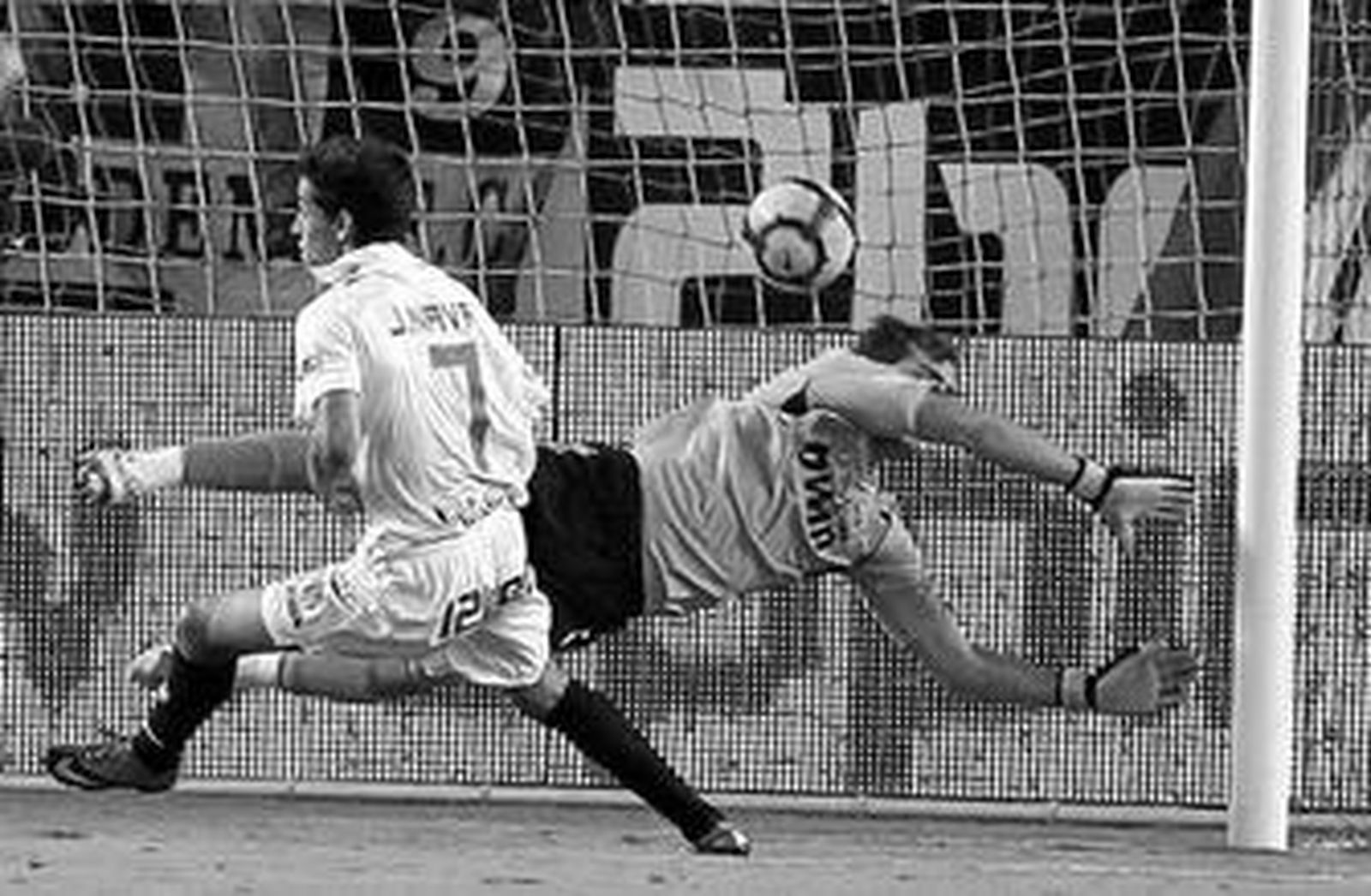 Jesús Navas, en el momento de batir a Casillas por primera vez después de rematar de cabeza ante la pasividad de Marcelo.