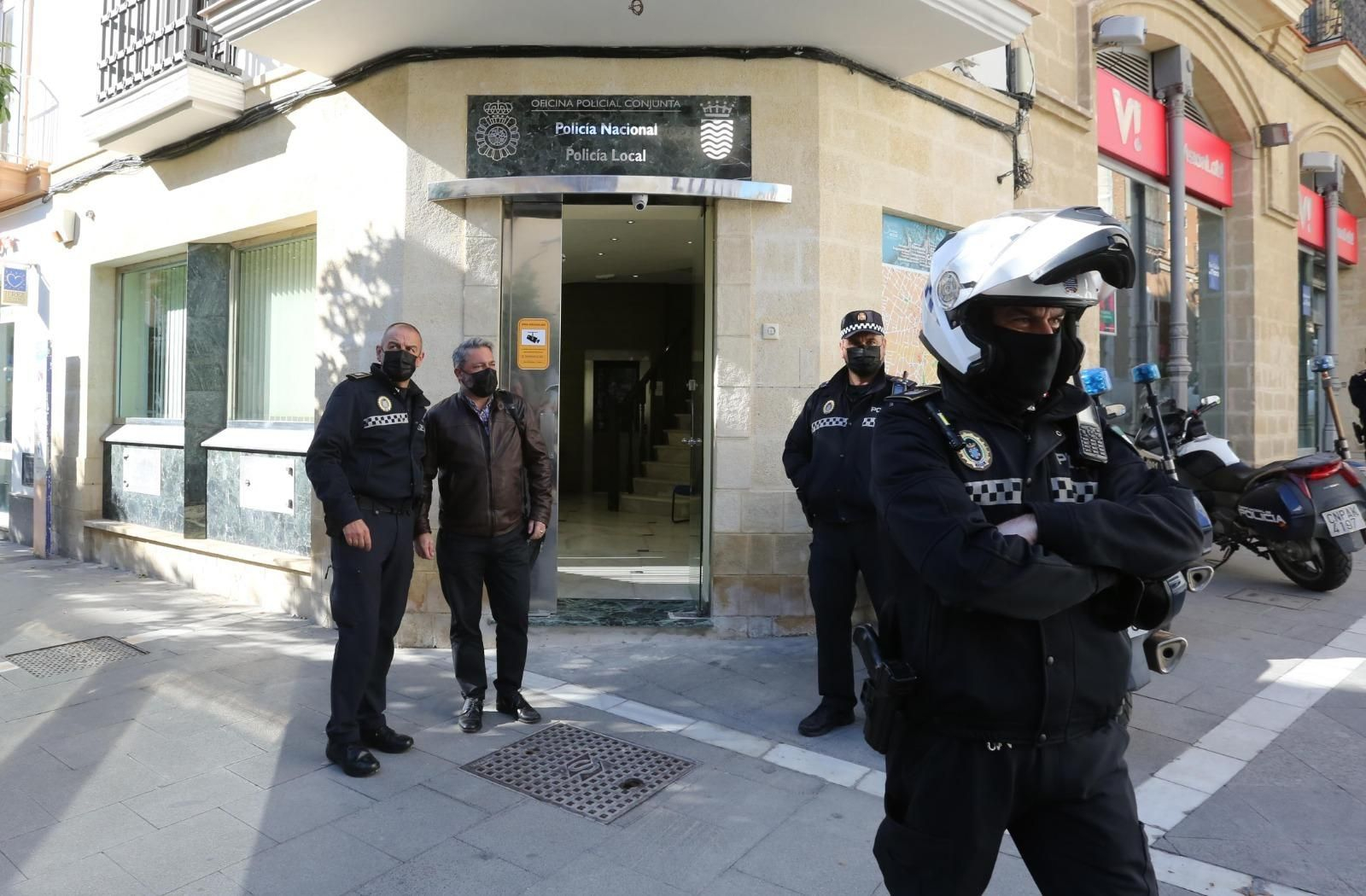 Rubén Pérez, junto a varios agentes, esta mañana en la nueva Oficina Policial Conjunta.