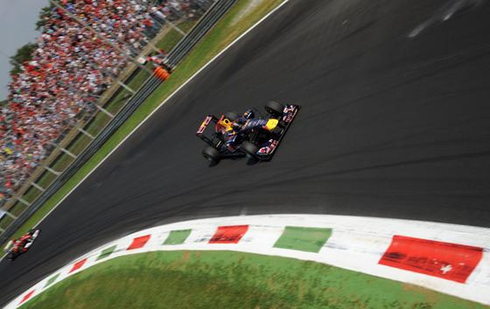 Vettel también gana en Monza y Alonso acaba tercero tras llegar a liderar la carrera. / AFP