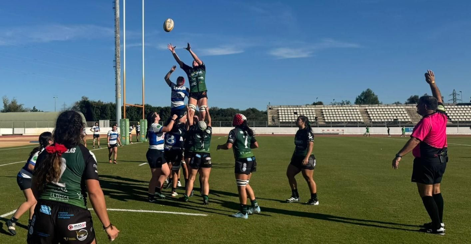 Imagen de una touche en el último partido en casa del Simón Verde Sport Cocos Sevilla contra el Sant Cugat.