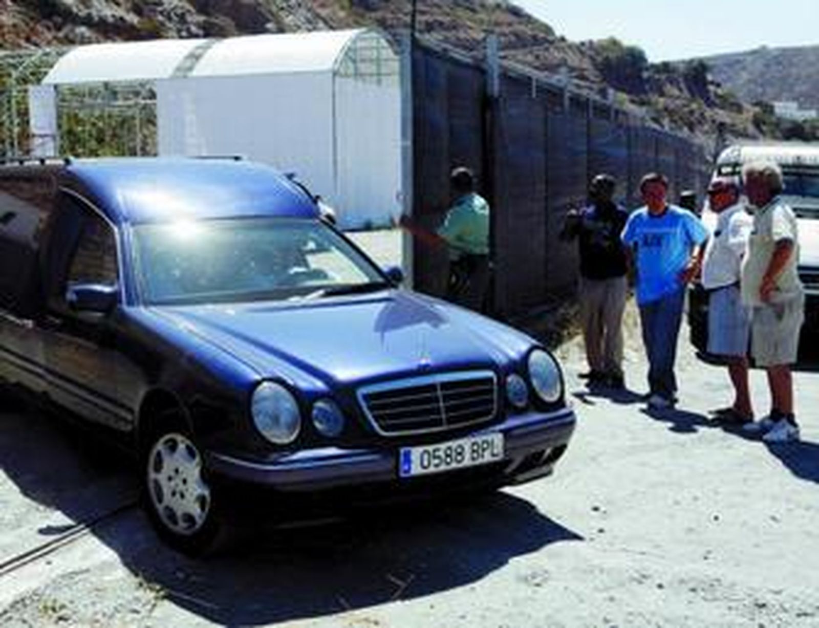 Un coche fúnebre se lleva el cadáver del obrero fallecido.