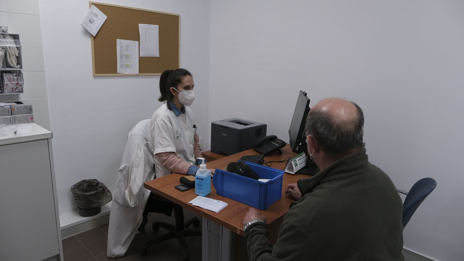 Una enfermera atiende a un paciente en la Consulta de Acogida del Centro de Salud de Ciudad Jardín