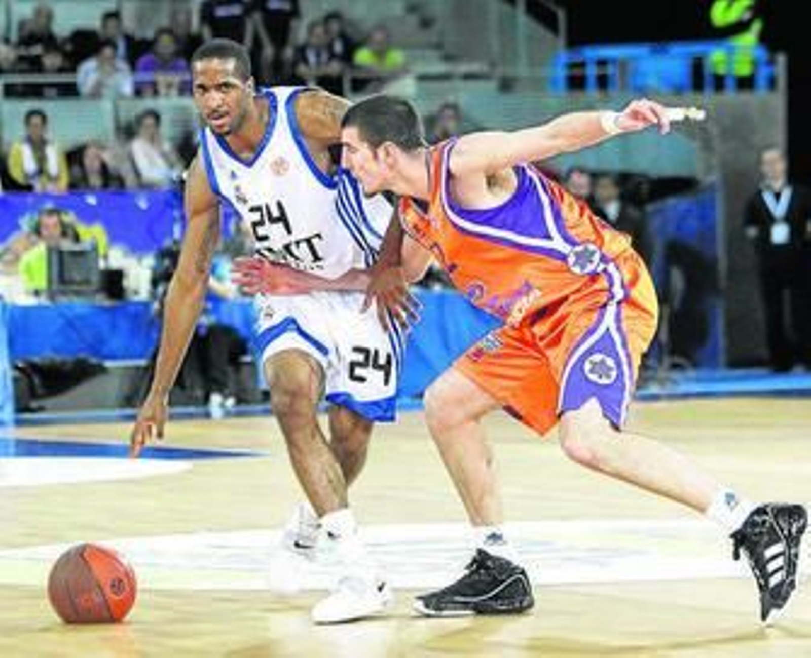 Tucker (24) y De Colo, en el primer duelo de la serie.