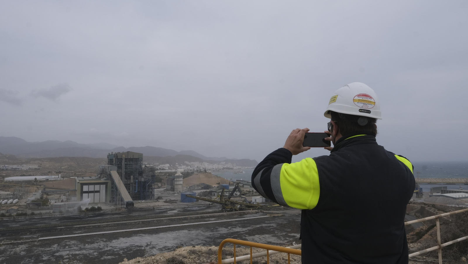 El derribo de la Torre Litoral de Endesa en Carboneras, en imágenes