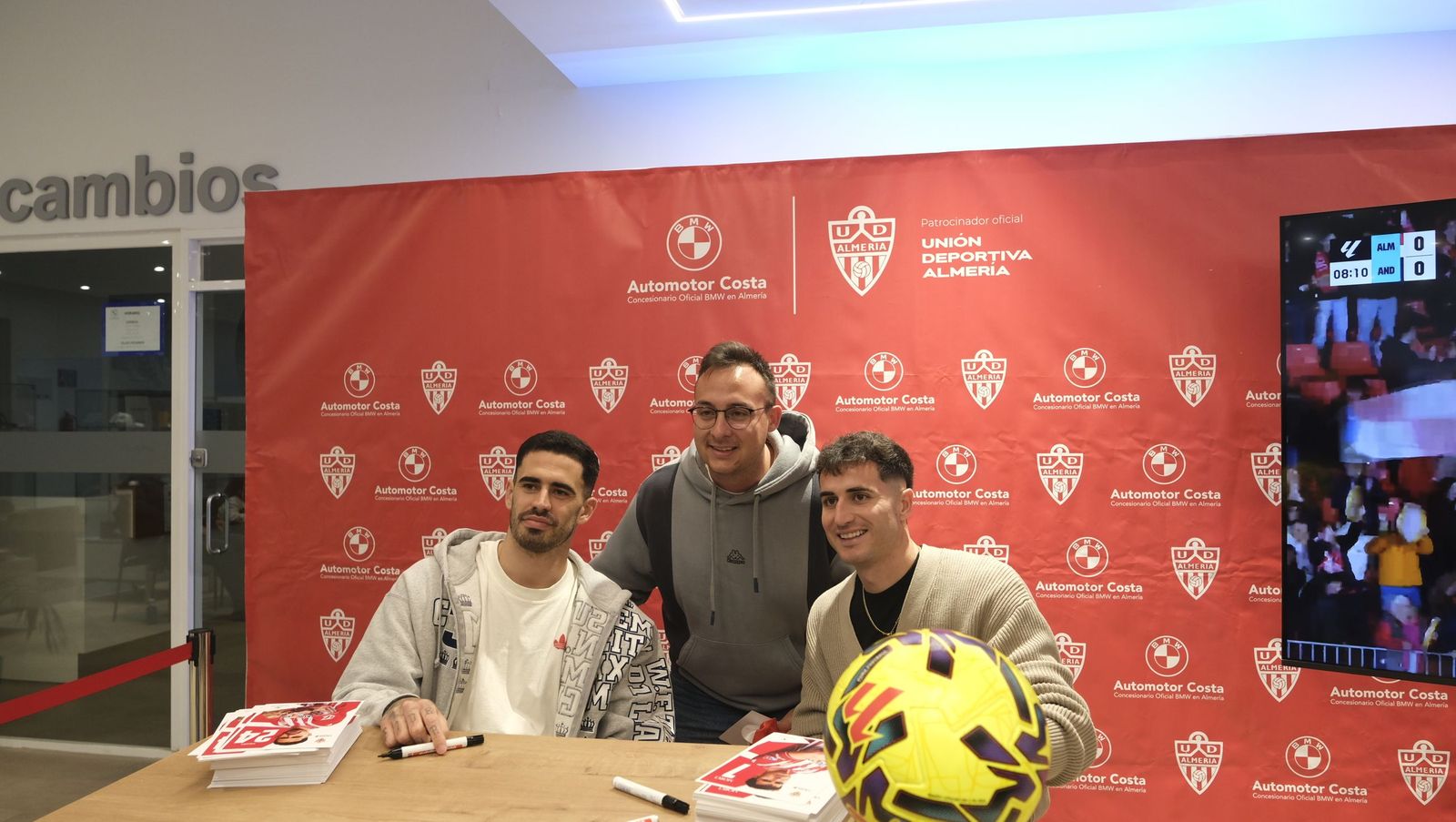 Jon Mocillo y Miguel de la Fuente firman autógrafos en Automotor Costa BMW