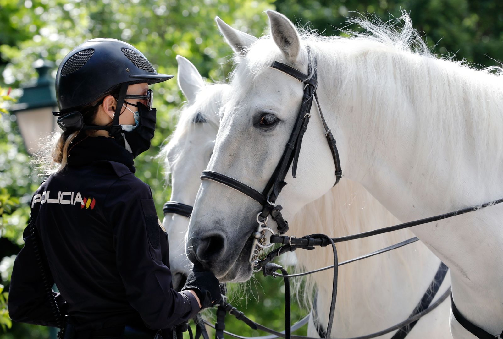 Una policía de la unidad de Caballería de Valencia, donde sí se ha mantenido el servicio.