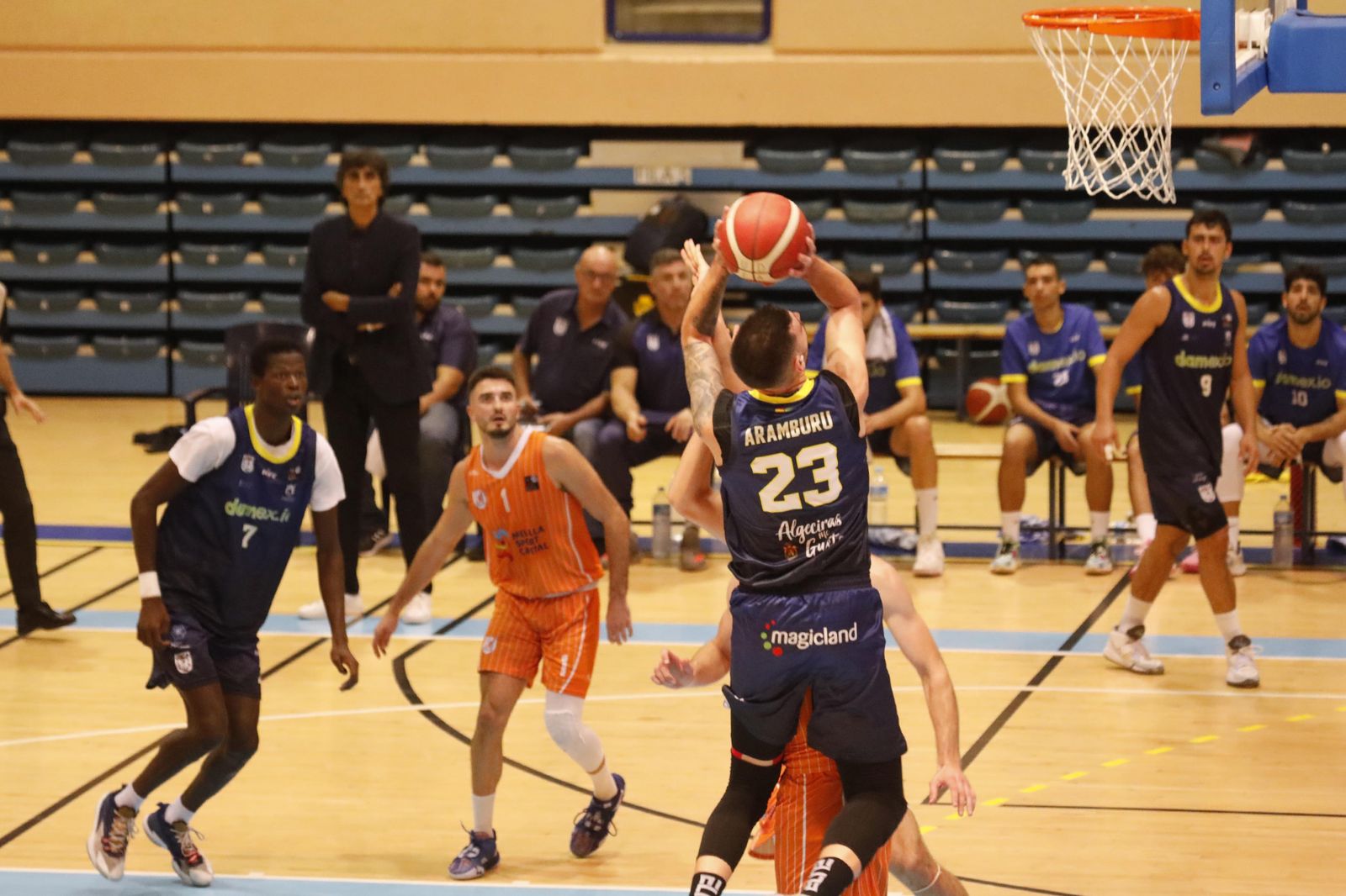 Aramburu lanza a canasta ante el Enrique Soler.