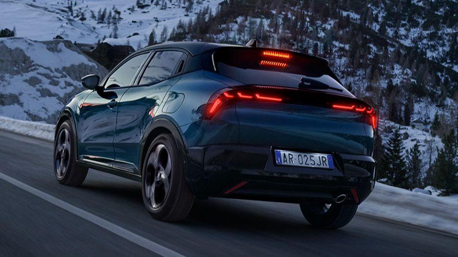 La tracción en el eje trasero se consigue gracias a la participación de un segundo motor eléctrico, pues hay otro insertado dentro de la caja de cambios que se asocia al motor 1.2 de gasolina.