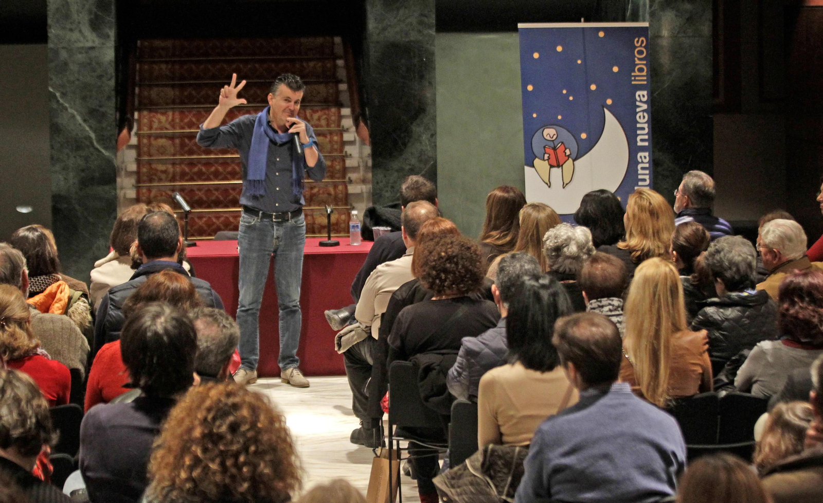 Ramón Gener ayer durante la presentación de su libro en el Teatro Villamarta.