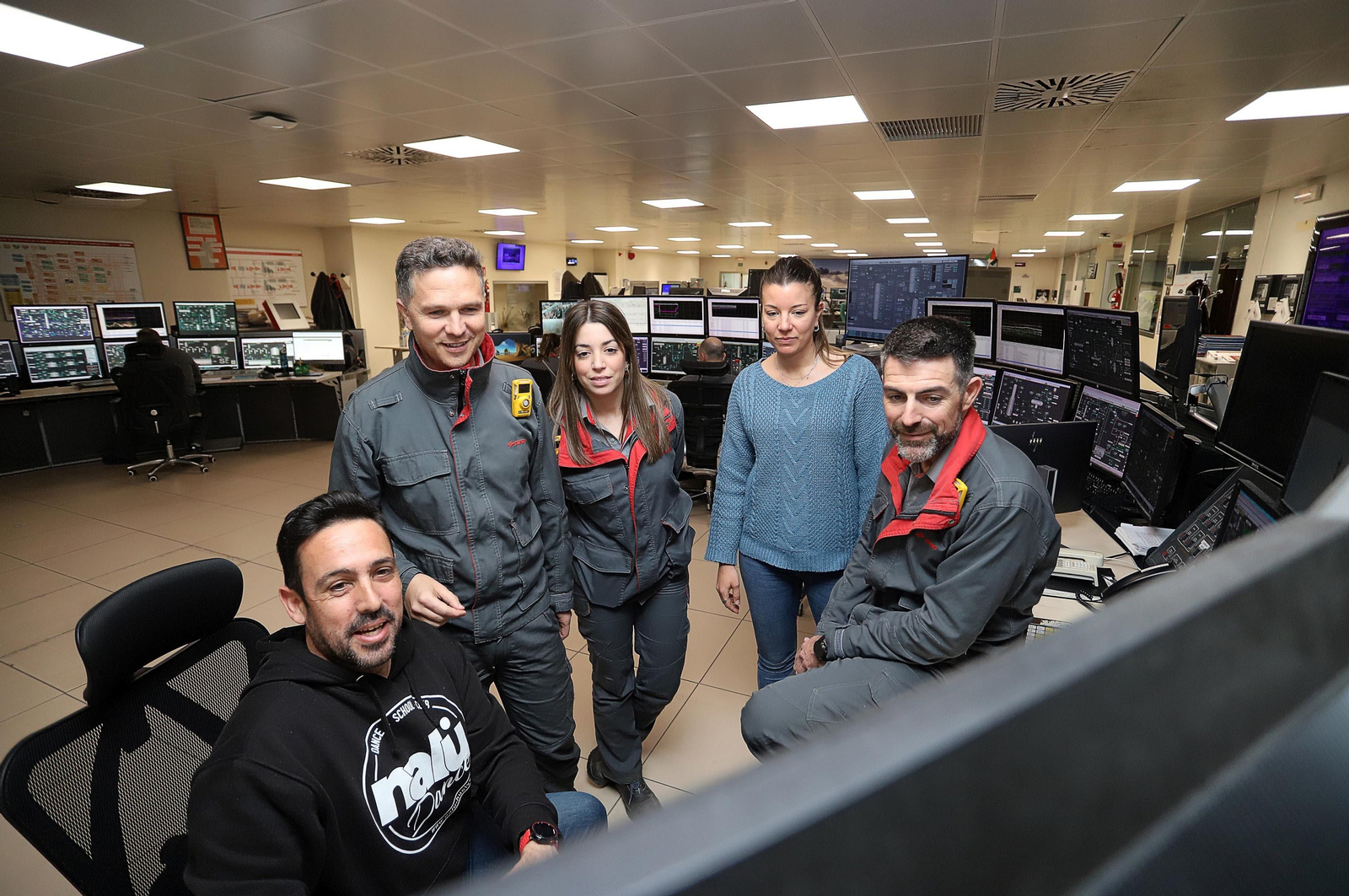 Cepsa fabrica combustible sostenible en el polo energético de La Rábida (Huelva) a partir de huesos de aceituna y otros residuos vegetales, en imágenes