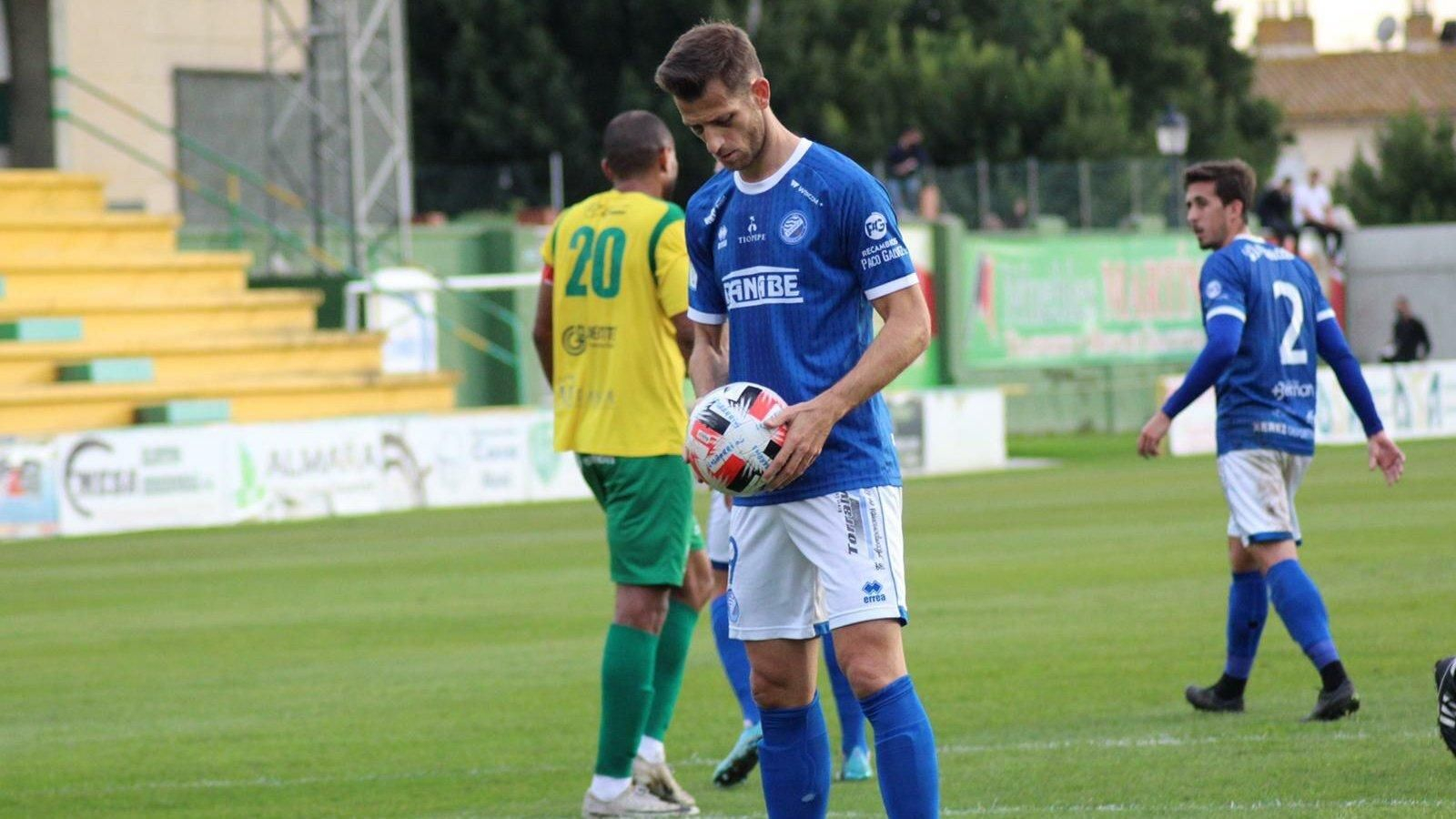 Máyor coge el balón momentos antes de lanzar el penalti que supuso el 0-2.