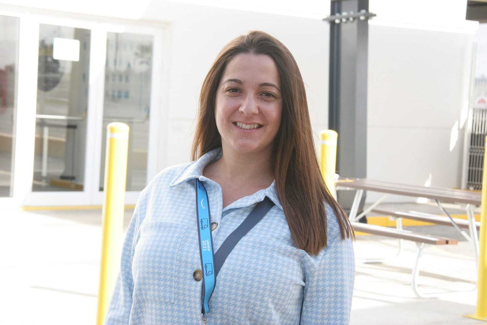 Mari Carmen Gutiérrez, ante la sede que Amazon tiene en el polígono Salinas de Poniente.