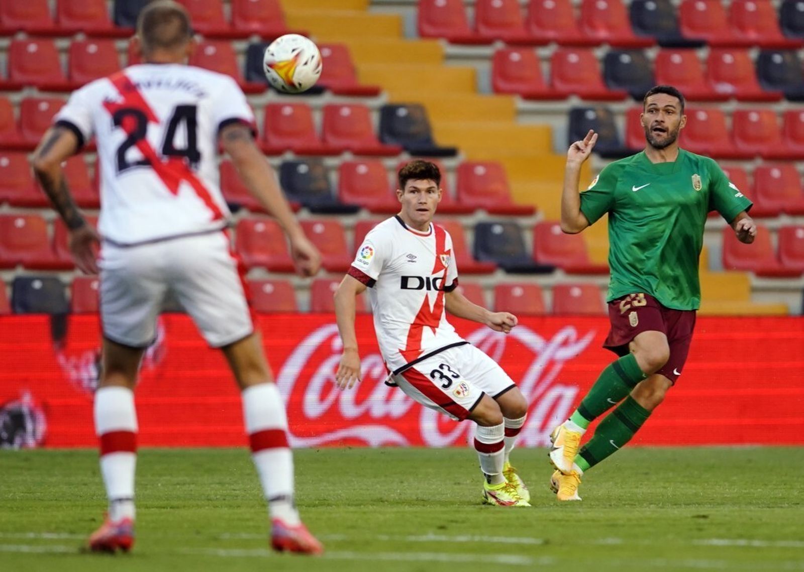 Una acción del Rayo Vallecano-Granada CF de la primera vuelta