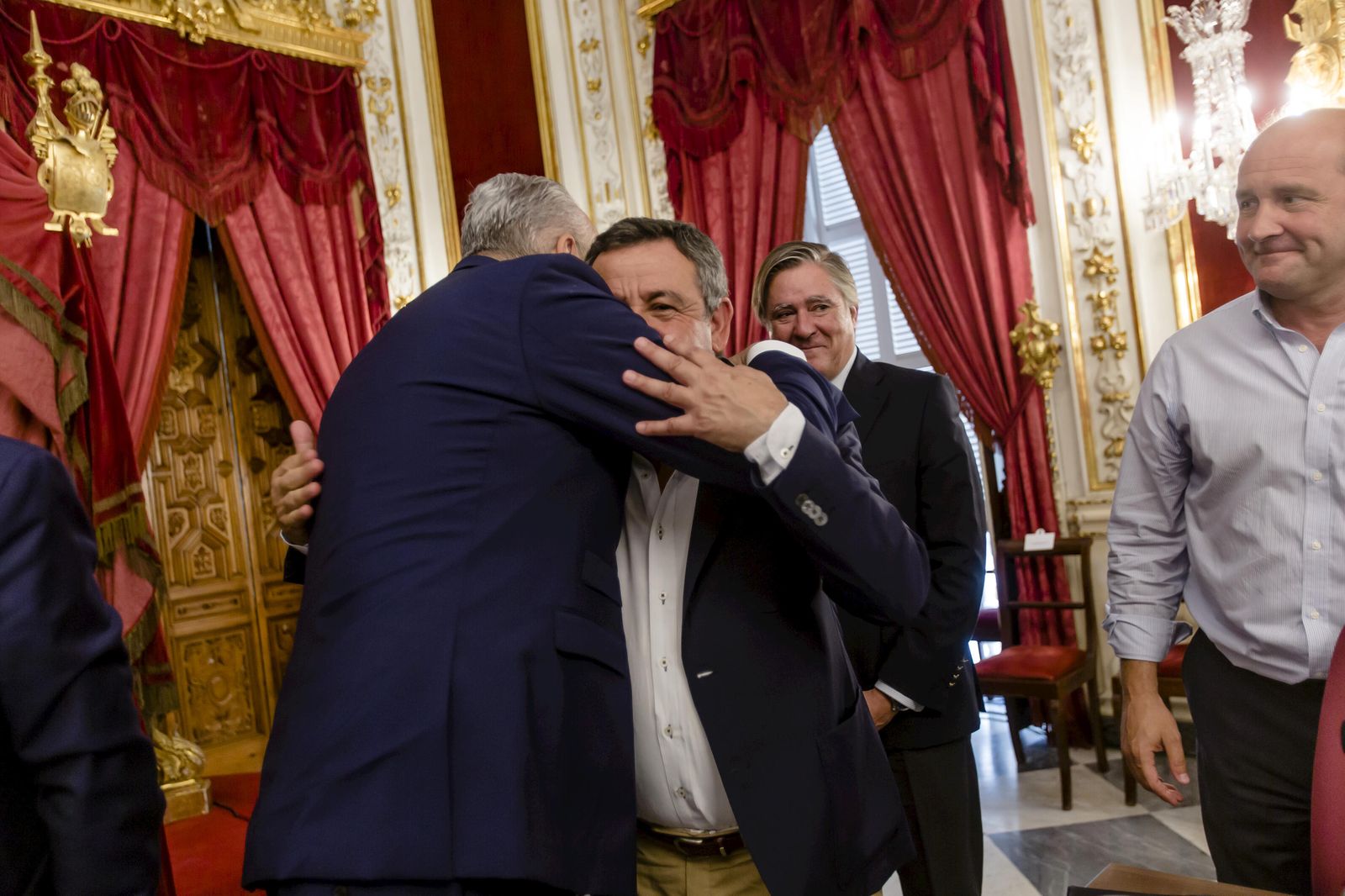 Las imágenes del relevo en la presidencia de la Diputación de Cádiz