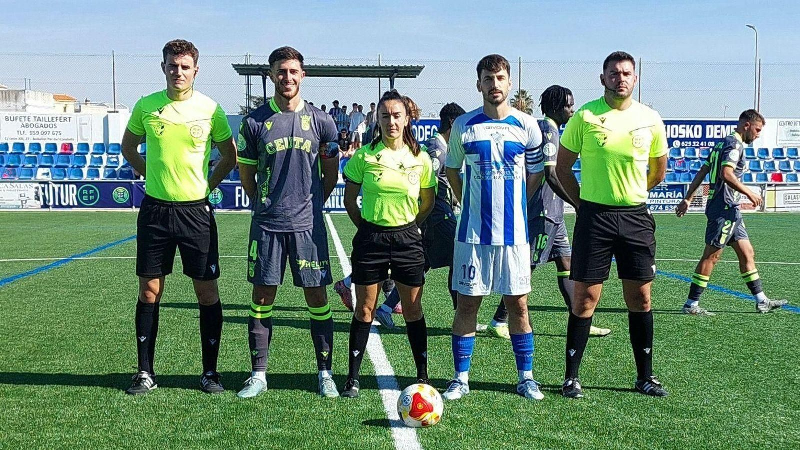 Los capitanes de Bollullos y Ceuta B posan junto al trío arbitral.