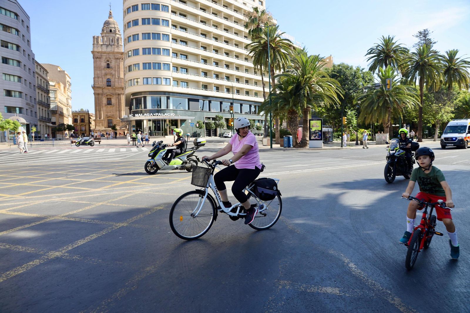 Cientos de ciclistas toman Málaga en el Día de la Bici, en imágenes