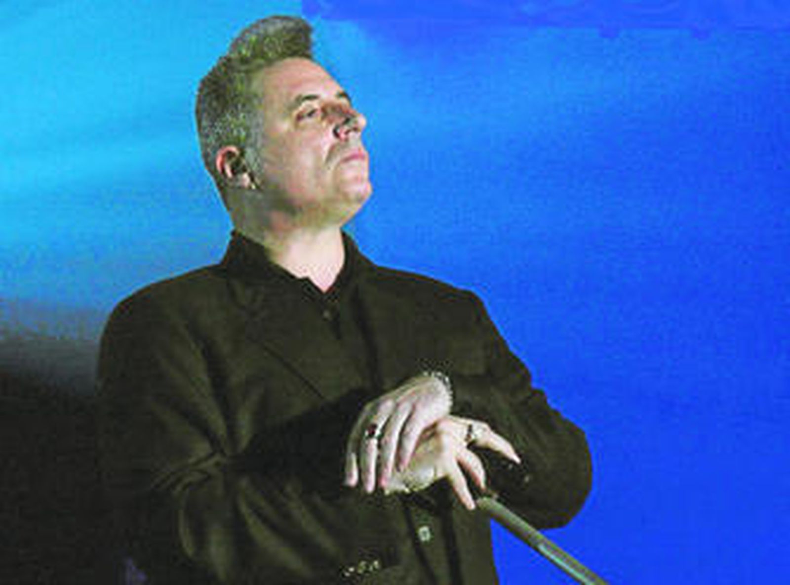 José María Sanz 'Loquillo', en una de sus habituales poses desafiantes, durante una actuación reciente.