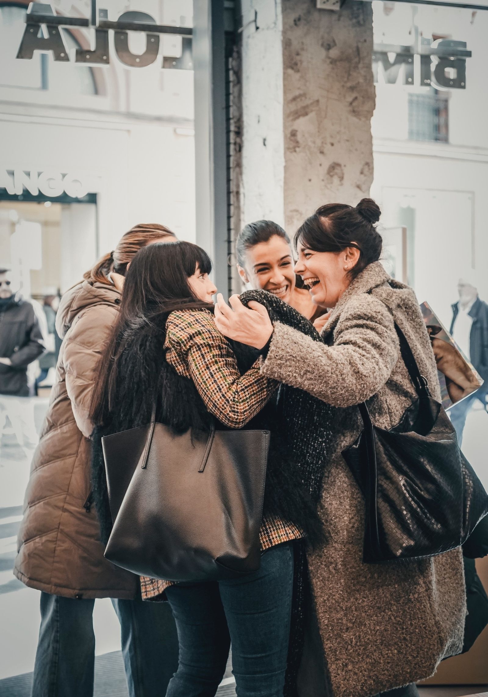 Alegría entre las trabajadoras de Bilba y Lola en Sevilla.