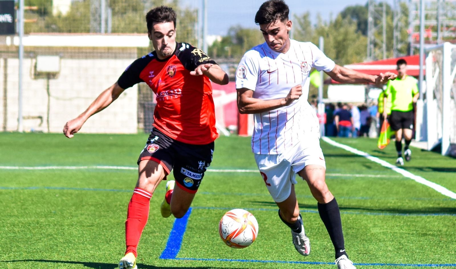 Lance del duelo entre el Sevilla C y el Salerm Puente Genil.