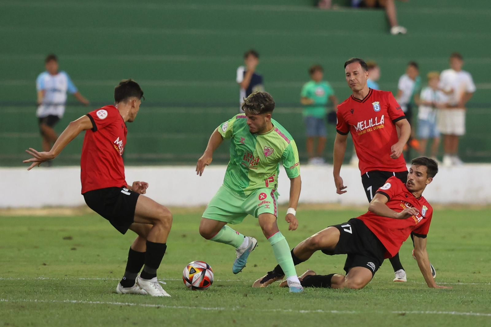 Dani Lorenzo intenta driblar a tres rivales