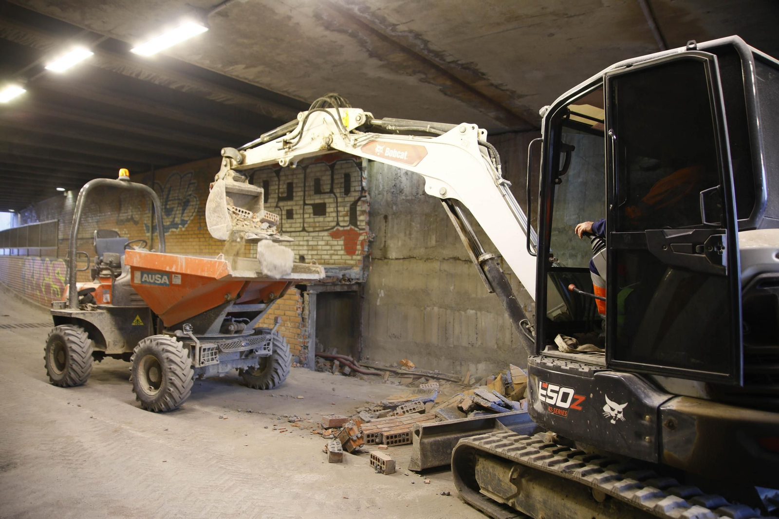 Las mejores imágenes del derribo en el puente de la autovía del aeropuerto y el túnel de La Goleta