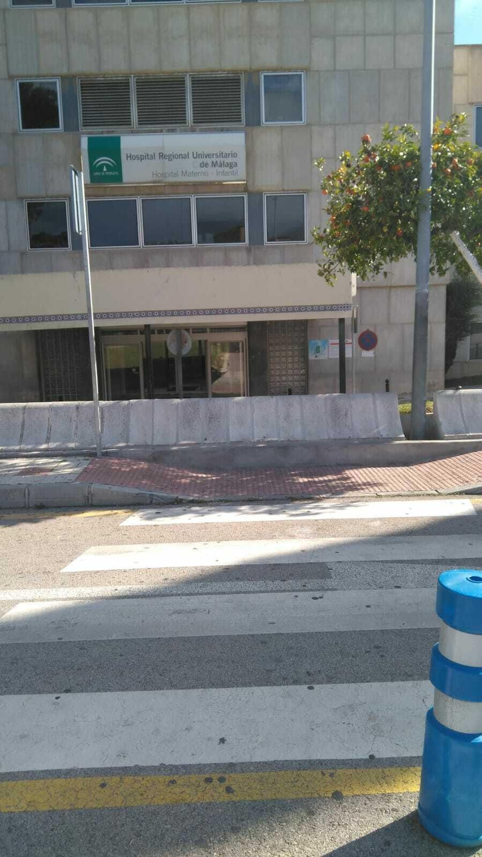 La mediana de hormigón que bloquea el acceso a Urgencias. La mediana de hormigón que bloquea el acceso a Urgencias.