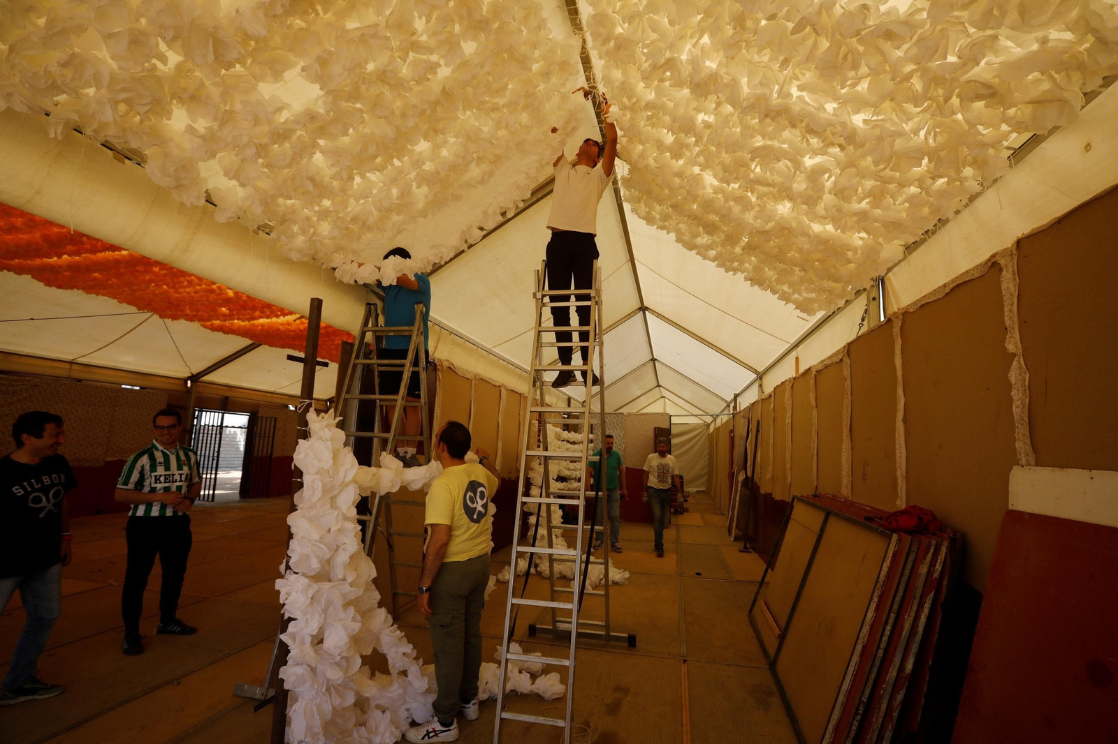 Los preparativos de las casetas de la Feria de Córdoba, en imágenes