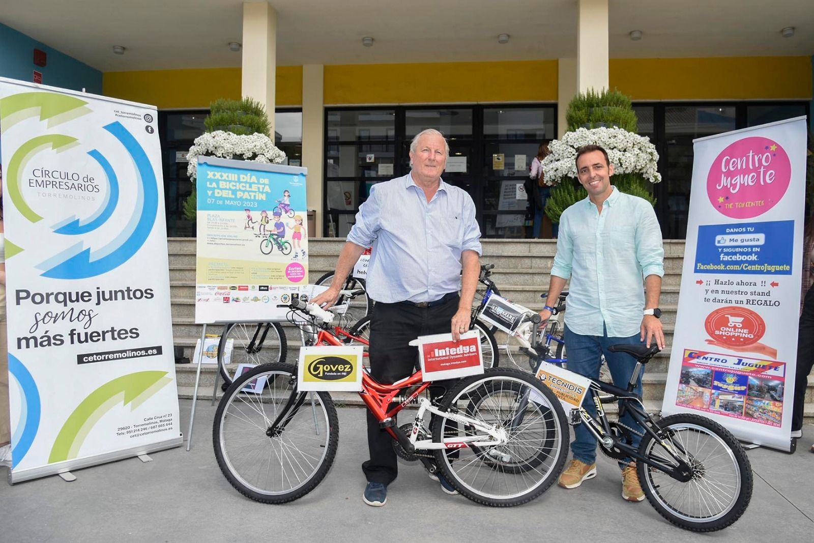 El concejal de Deportes, Ramón Alcaide (D.). y Carlos Crespi, de Centro Juguete.
