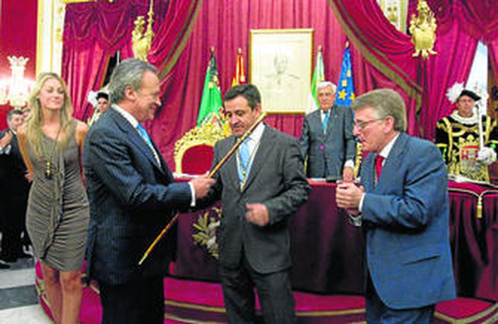 Pedro Pacheco entrega a José Loaiza el bastón de mando ante la mirada de Francisco González Cabaña, que fue el primero en felicitarlo.
