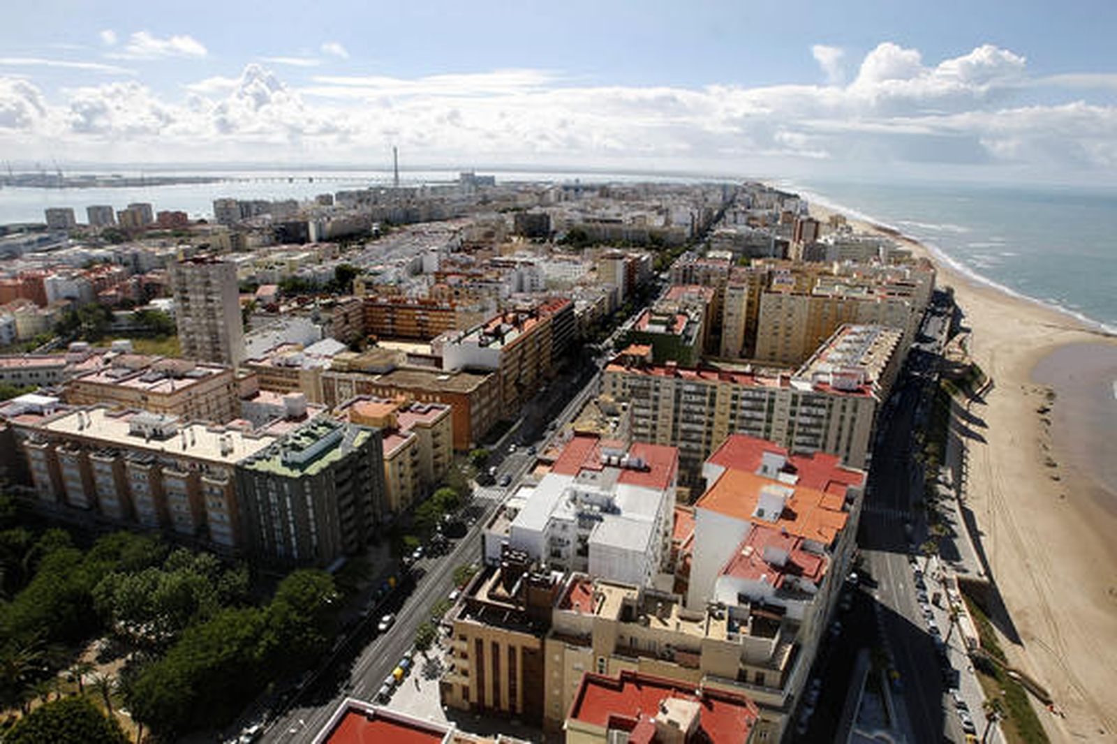 Una visita a lo alto del Pirulí ofrece una singular vista Cádiz. 

Foto: Jose Braza