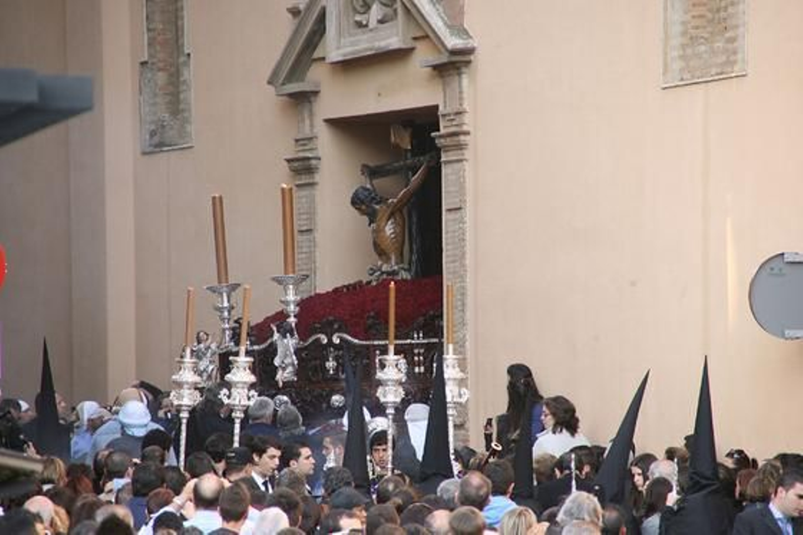 La ciudad se echó a la calle para acompañar a los pasos. Fotos: Espínola / Begoña Mora