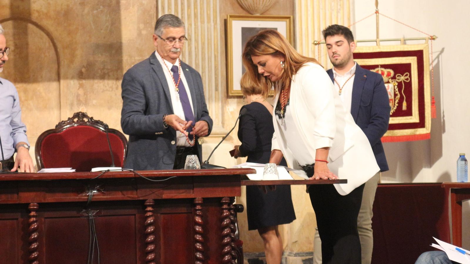 Elena Amaya jurando su cargo como alcaldesa de Puerto Real