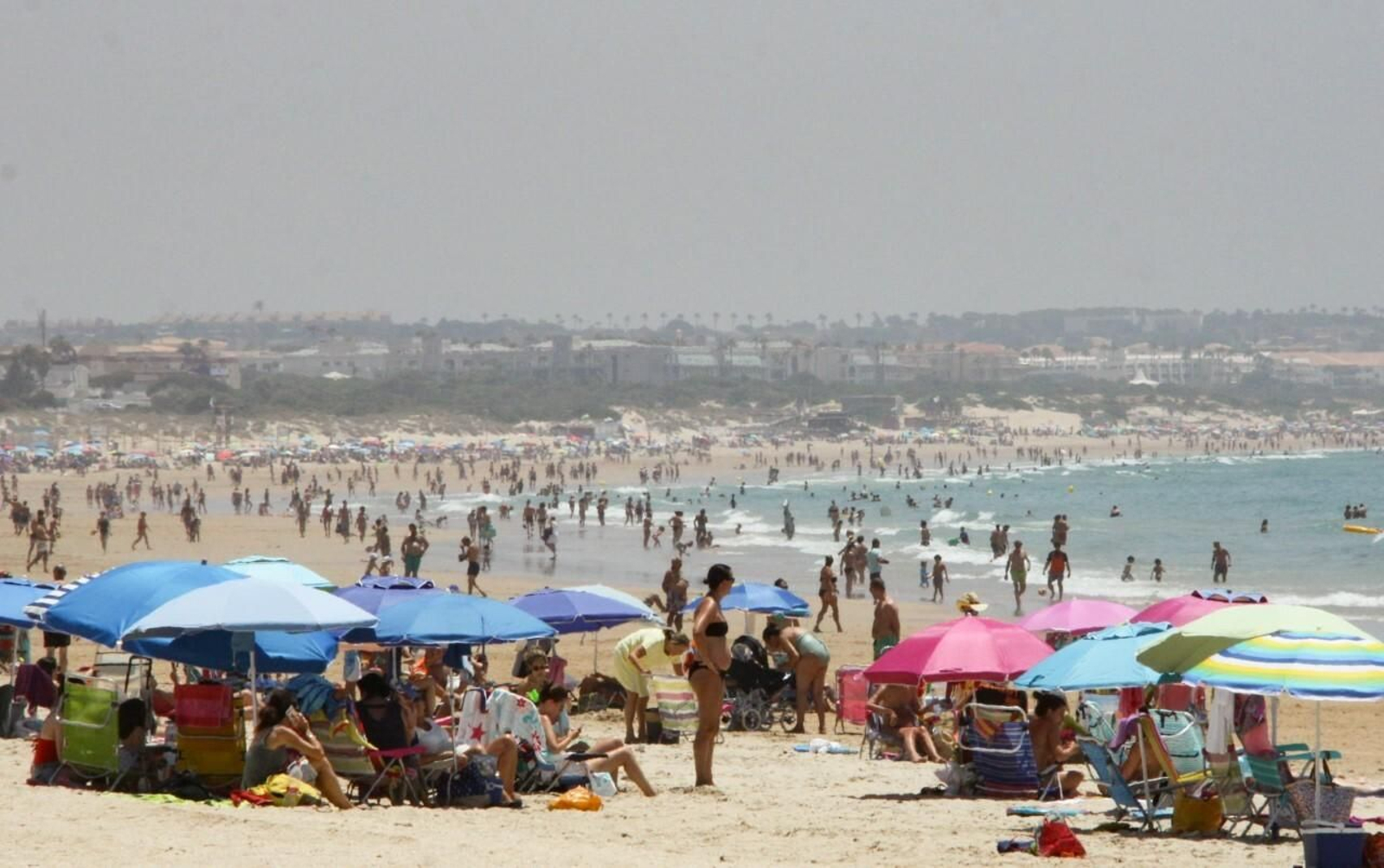 La playa de La Barrosa repleta de bañistas a principios del pasado mes.