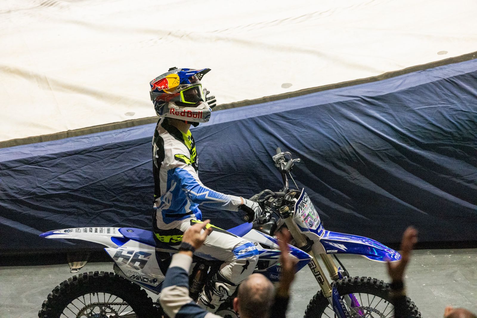 En imágenes: el Olivo Arena vibra con piruetas y motor en estado puro en el Soloflow Freestyle (2)