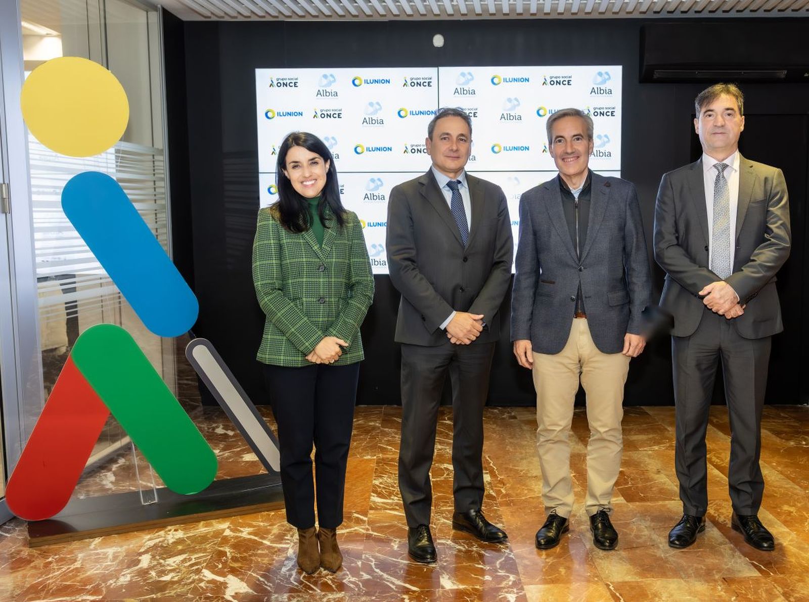 El consejero delegado de ILUNION, Alejandro Oñoro; la directora de Ética, Sostenibilidad y Alianzas de ILUNION, Ana María López de San Román; el director general de Grupo Albia, Daniel Palacios; y el director de Sostenibilidad, Marketing y Comunicación de Grupo Albia, Carlos Gallego.