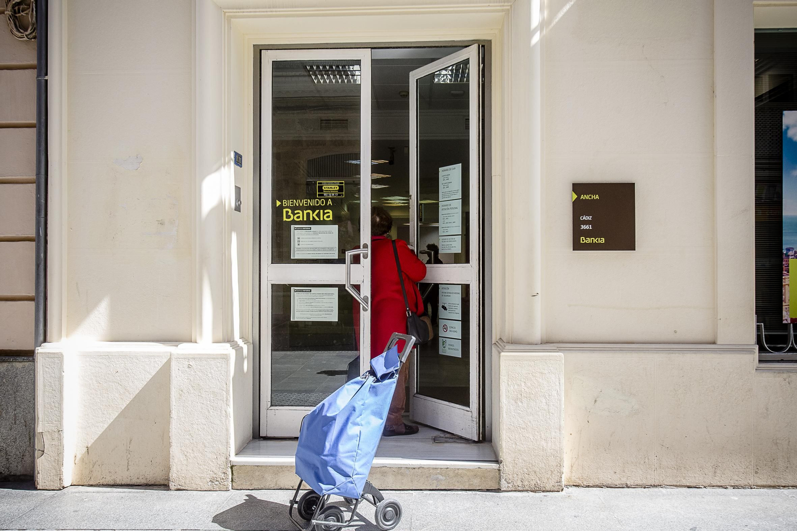 Imágenes del estado de alarma en Cádiz por el coronavirus durante la mañana de hoy.