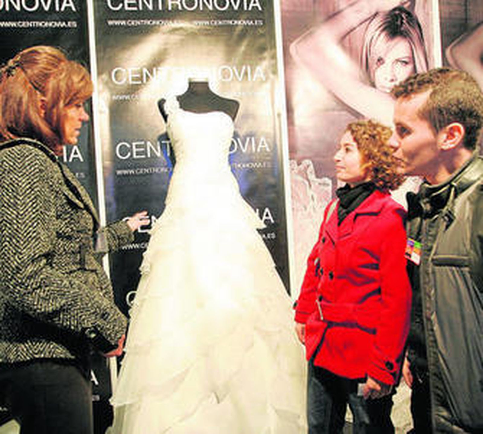 Toñi Borrego muestra a una futura novia los modelos de la nueva colección.