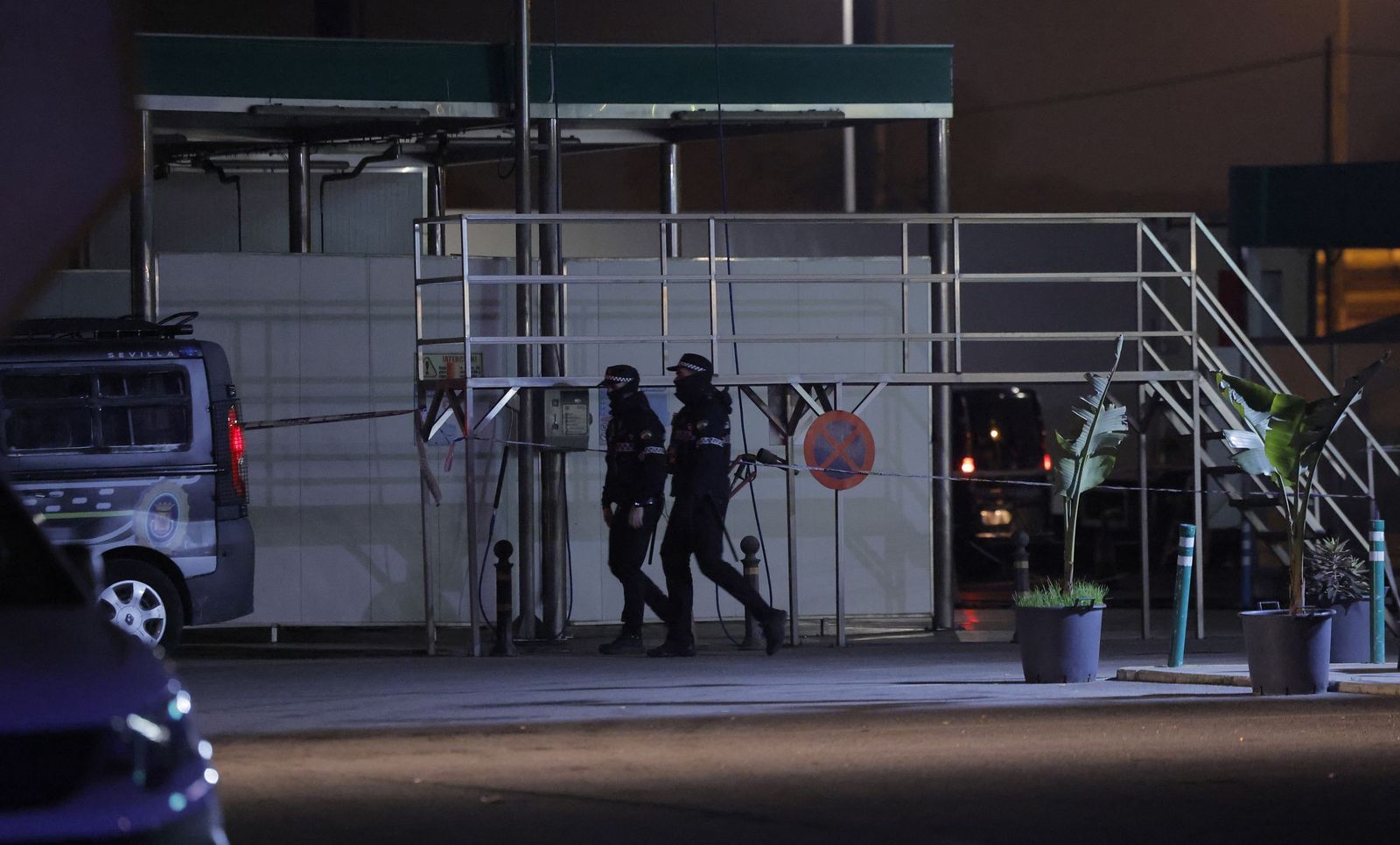 El derribo de la gasolinera de Alcosa, todas las fotos