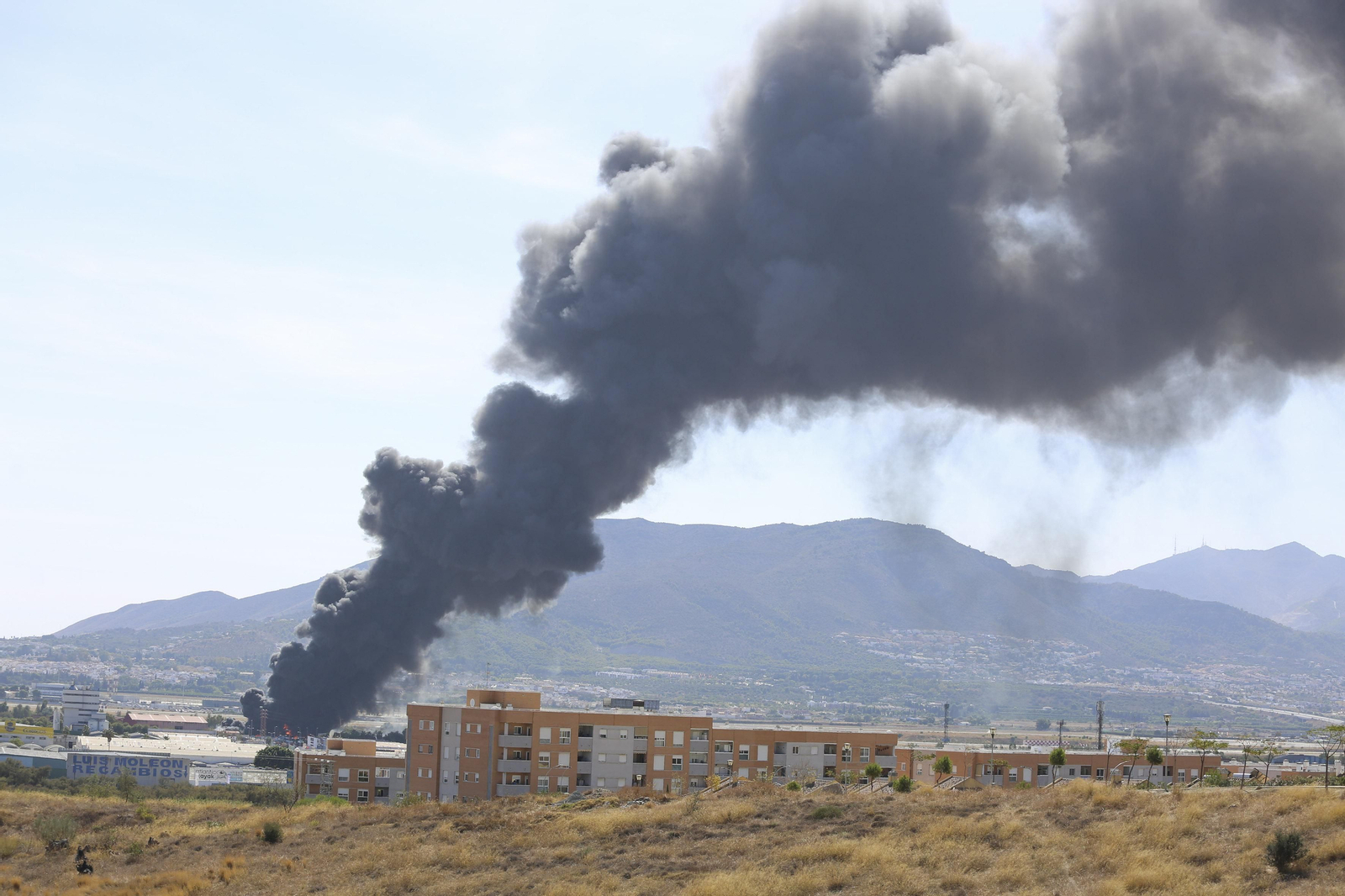 El incendio en el polígono Guadalhorce de Málaga, en fotos