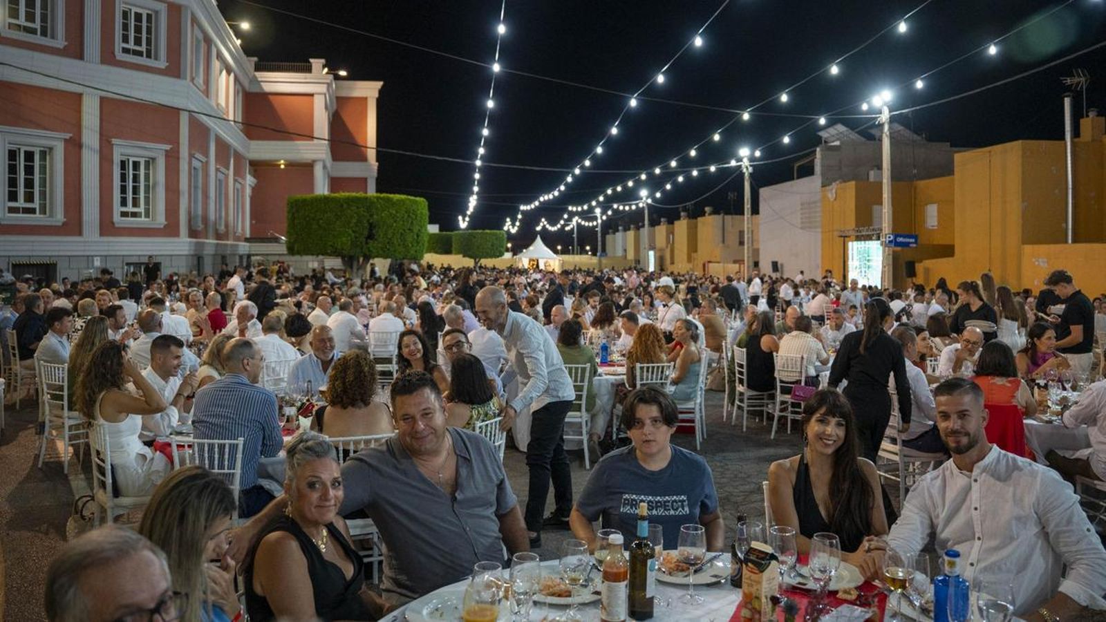 Más de 2.000 personas se congregaron en el hall de Vicasol I en la Puebla de Vícar.