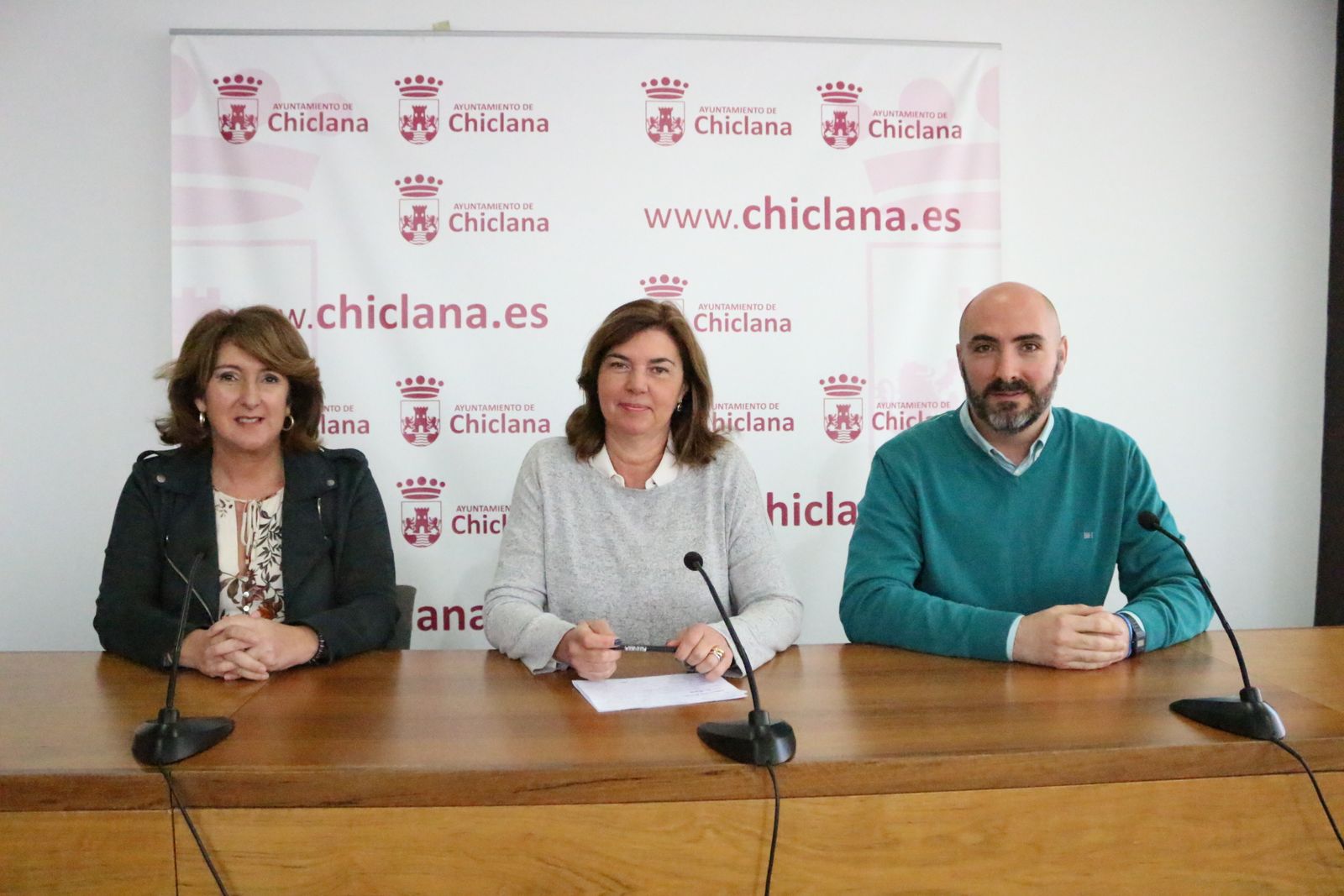 La edil Pepa Vela (en el centro), con  la directora del IES Fernando Quiñones, Charo Álvarez y el profesor Juan Antonio Rueda.
