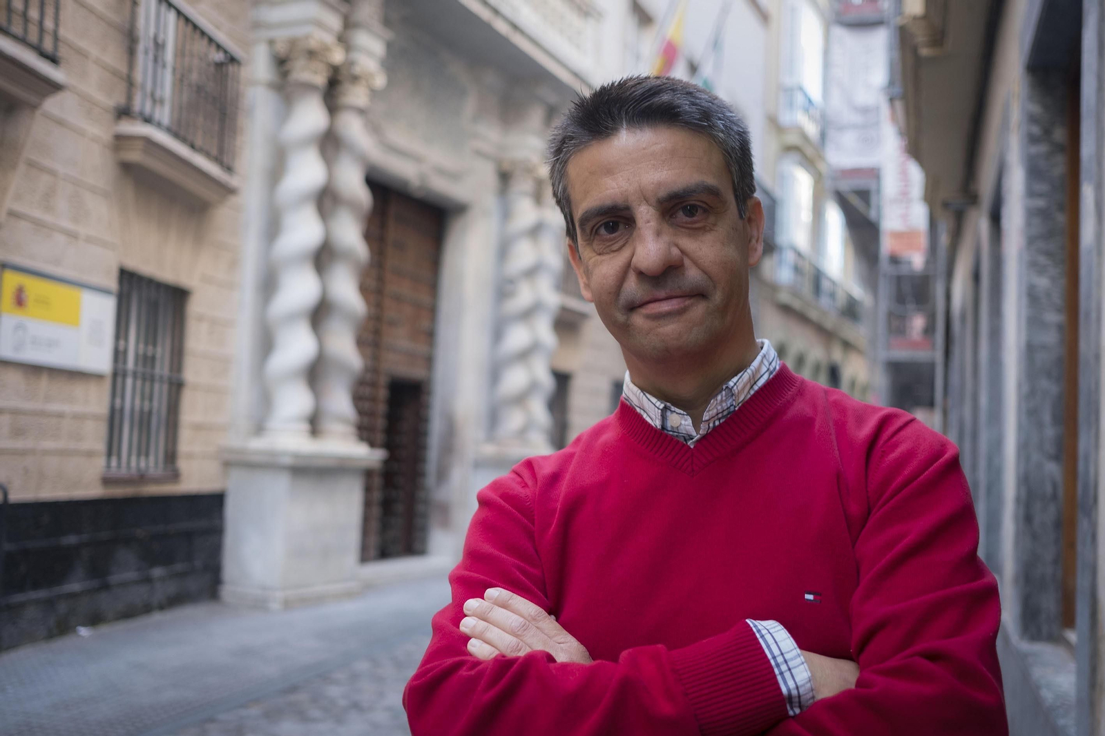 Santiago Saborido, junto a la entrada al Archivo Histórico Provincial de Cádiz.