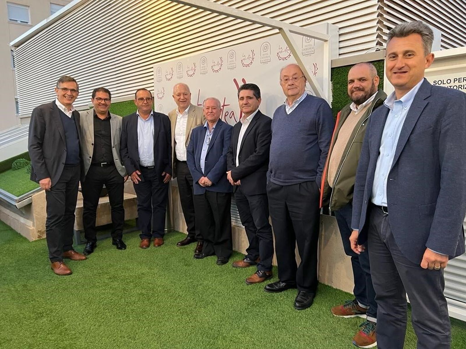 Joan Mir, Miguel Abril, y Alejandro Monzón con los socios de Anecoop en Almería