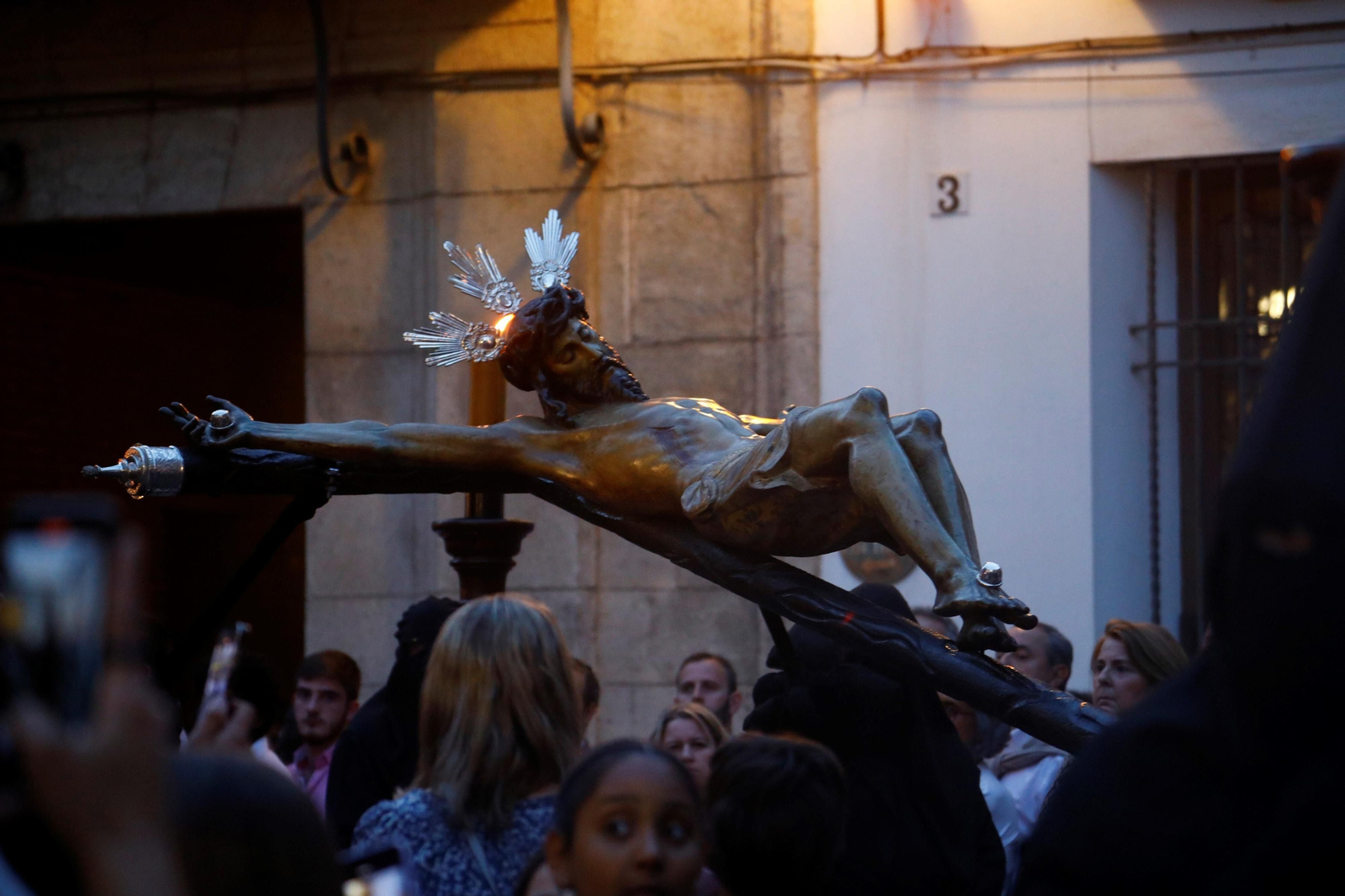 Lunes Santo en Córdoba: la procesión del Vía Crucis, en imágenes
