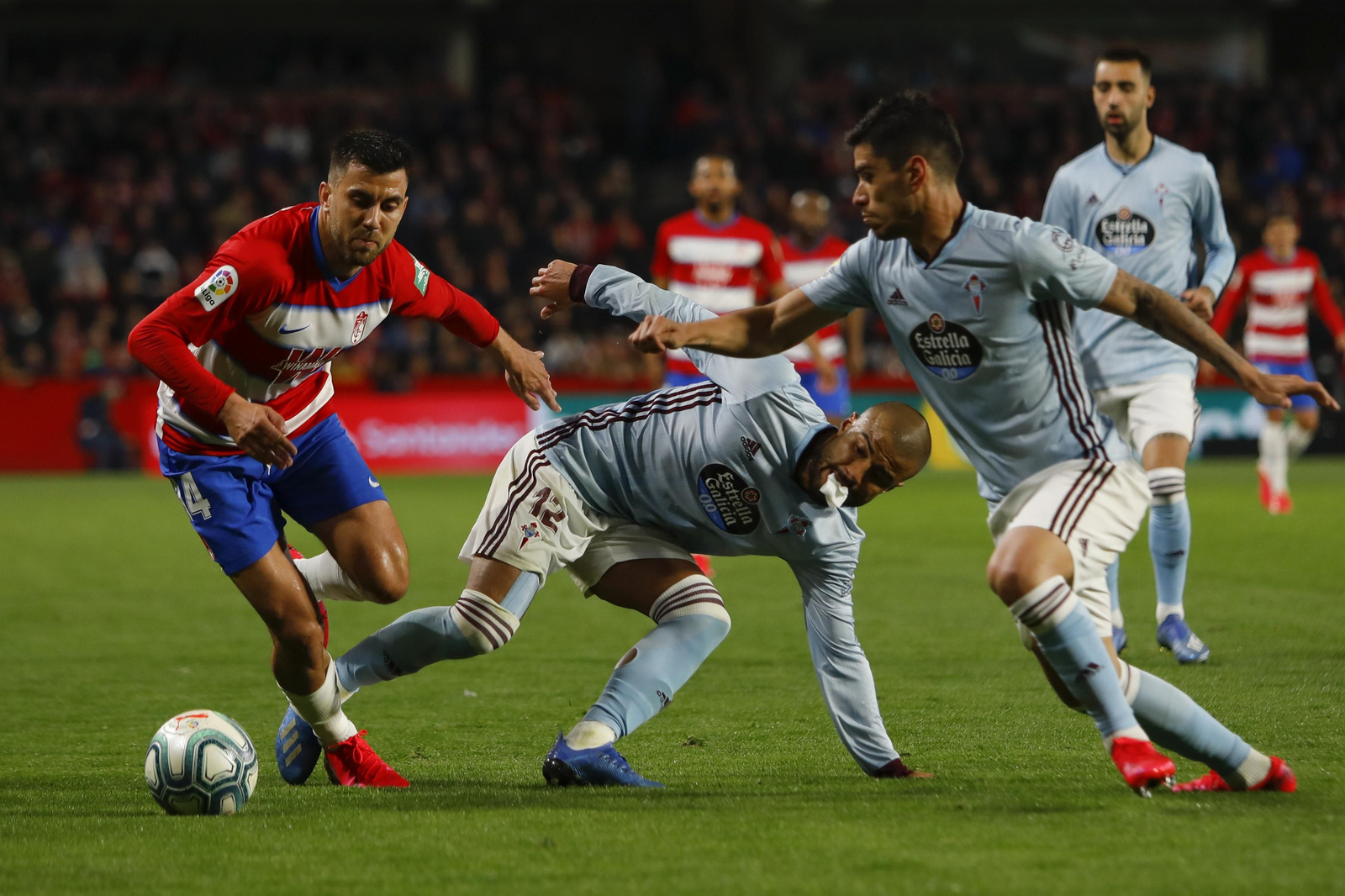 Fede Vico, que volvió a la titularidad, trata de eludir la presión de Rafinha y Olaza.