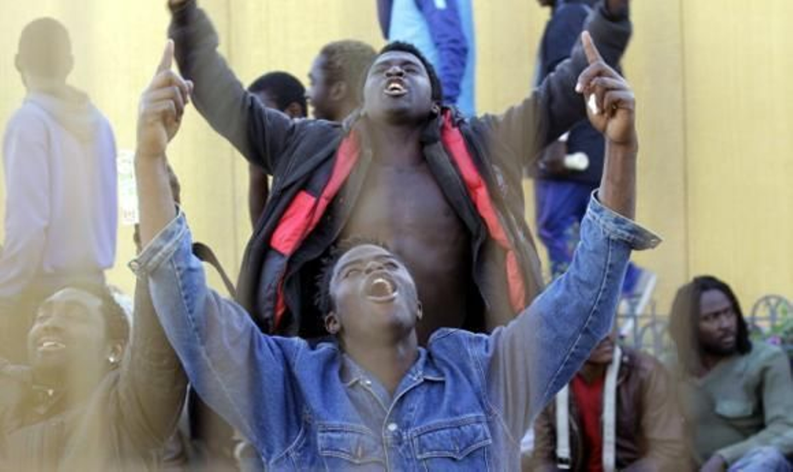 Más de 200 inmigrantes logran entrar en Melilla tras un nuevo asalto a la valla