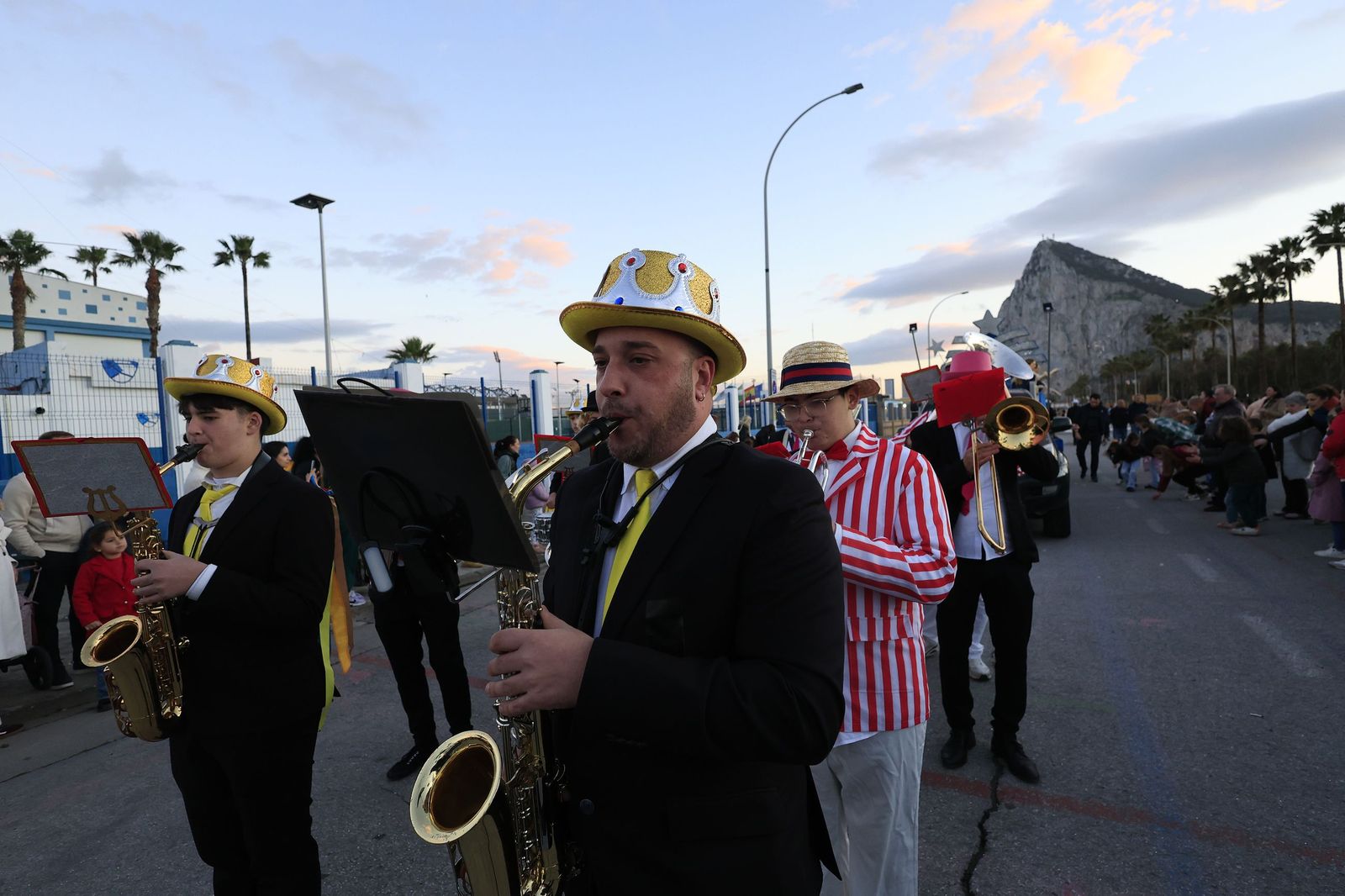 Búscate en las fotos de la cabalgata de Reyes Magos 2026 en La Línea