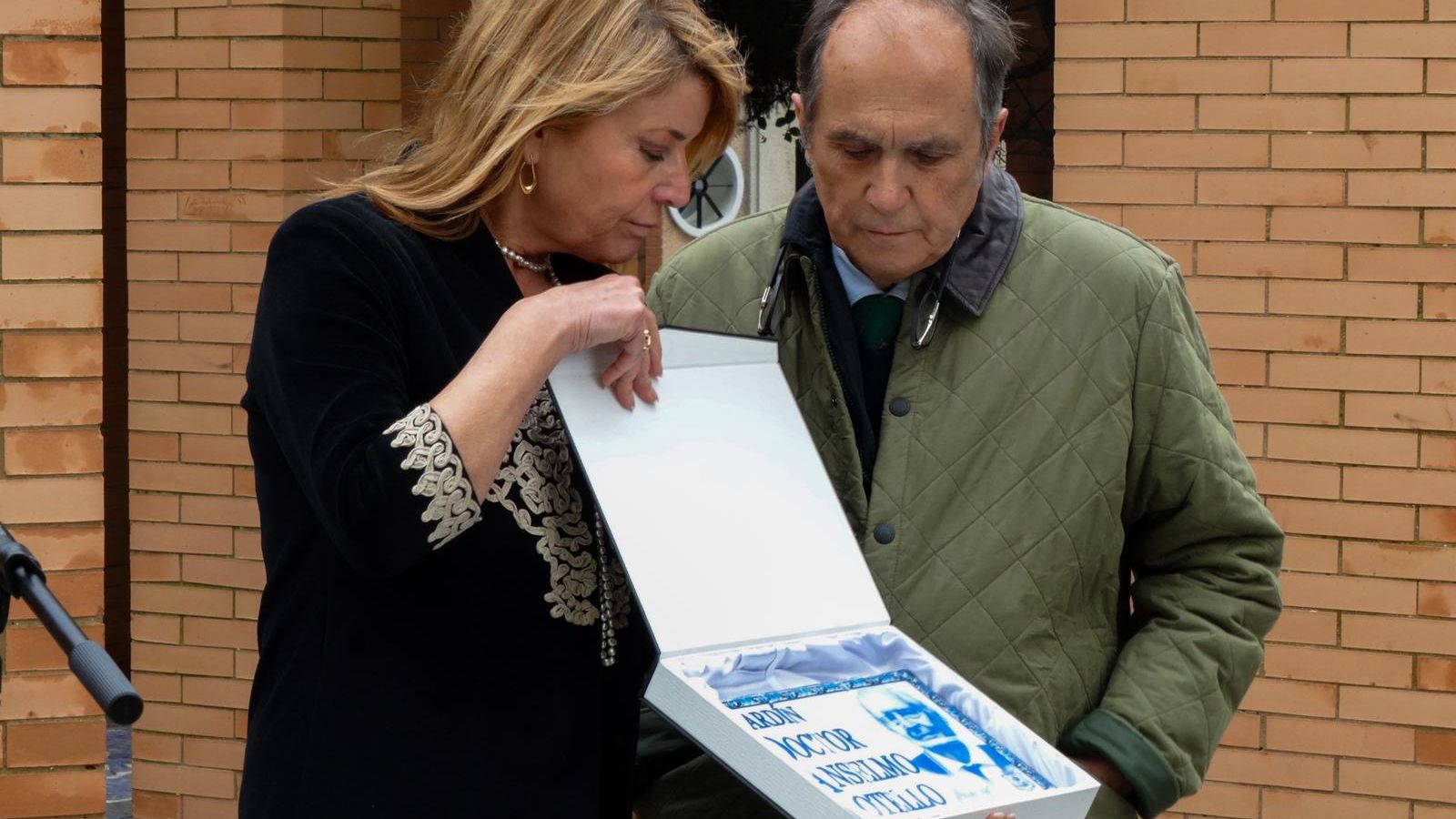 La alcaldesa de Huelva enseñando la placa a Anselmo Botello hijo.