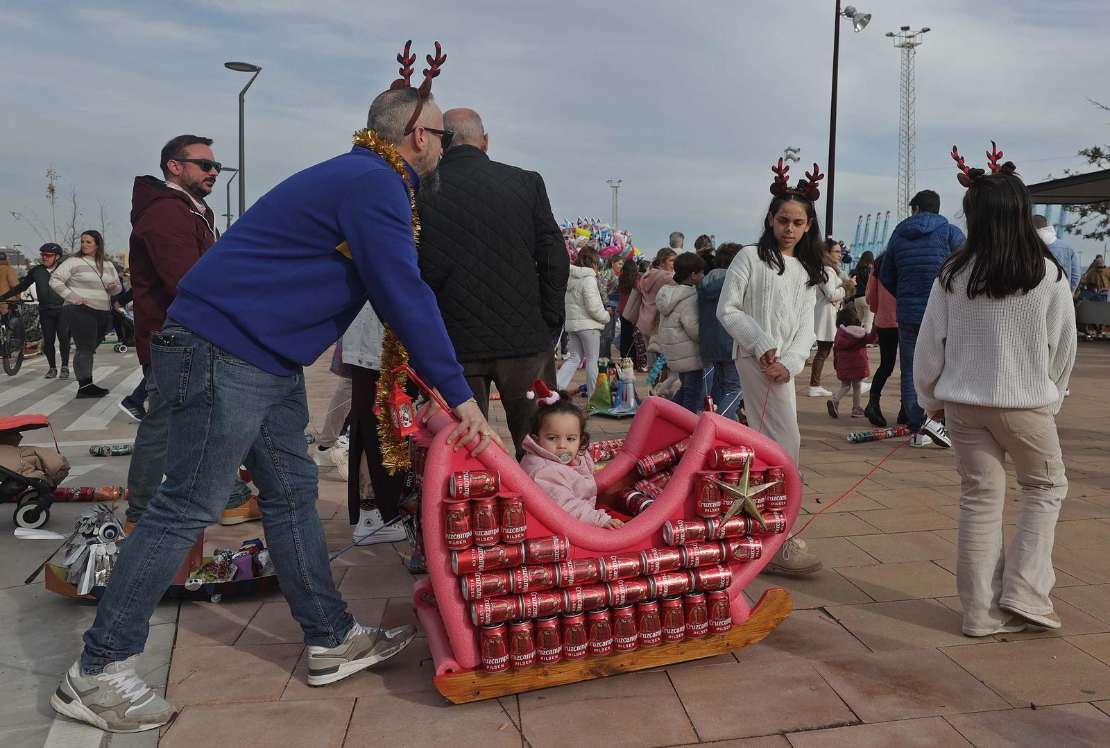 Búscate en las fotos del Arrastre de Latas 2025 en Algeciras