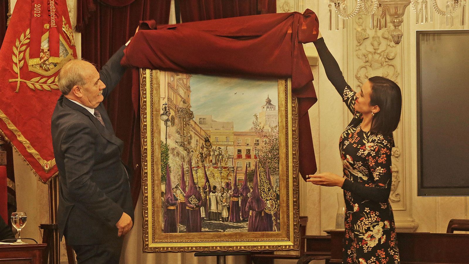 La concejala de Cultura, Lola Cazalilla, descubriendo junto al presidente del Consejo, Juan Carlos Jurado, el cartel de la Semana Santa 2020 de Cádiz